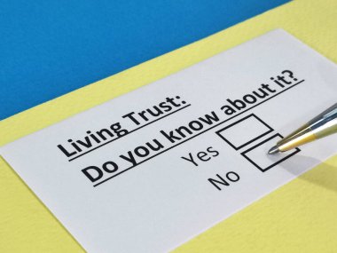 Bir kişi güven içinde yaşamakla ilgili soruya cevap veriyor..