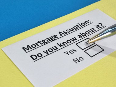 Bir kişi ipotek haklarıyla ilgili soruya cevap veriyor..