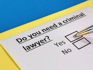 Bir kişi ceza avukatı ile ilgili soruya cevap veriyor..