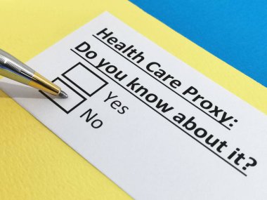 Bir kişi sağlık hizmeti vekiliyle ilgili soruya cevap veriyor.