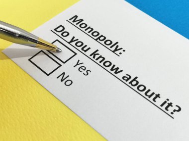 Bir kişi tekelle ilgili soruya cevap veriyor..