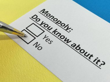 Bir kişi tekelle ilgili soruya cevap veriyor..