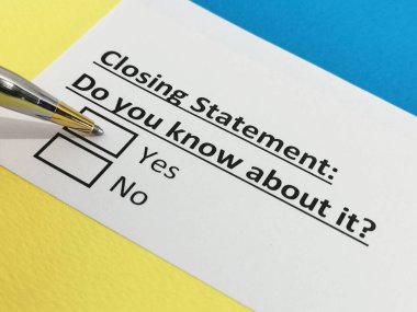 Bir kişi kapanış konuşmasıyla ilgili soruya cevap veriyor..