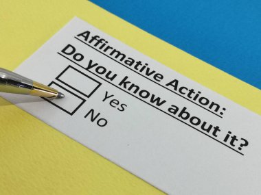 Bir kişi pozitif ayrımcılık ile ilgili soruya cevap veriyor..