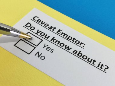 Bir kişi uyarıcıyla ilgili soruya cevap veriyor..