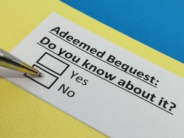 Bir kişi vasiyetnameyle ilgili soruya cevap veriyor..