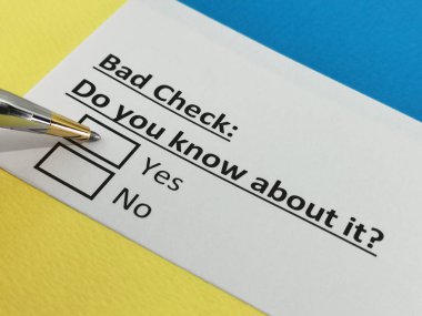 Bir kişi karşılıksız çek sorusuna cevap veriyor..