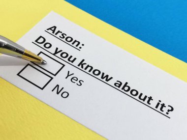 Bir kişi kundakçılıkla ilgili soruya cevap veriyor..