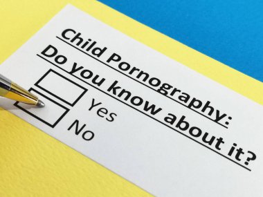Bir kişi çocuk pornosu ile ilgili soruya cevap veriyor..