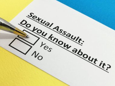 Bir kişi cinsel saldırı ile ilgili soruya cevap veriyor..