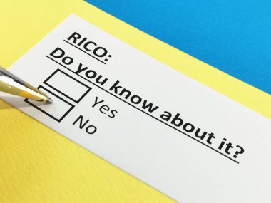 Haraççı Etkilenmiş ve Yozlaşmış Organizasyonlar Yasası (RICO) hakkındaki soruları bir kişi yanıtlıyor).