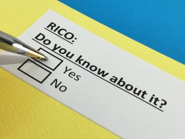 Haraççı Etkilenmiş ve Yozlaşmış Organizasyonlar Yasası (RICO) hakkındaki soruları bir kişi yanıtlıyor).