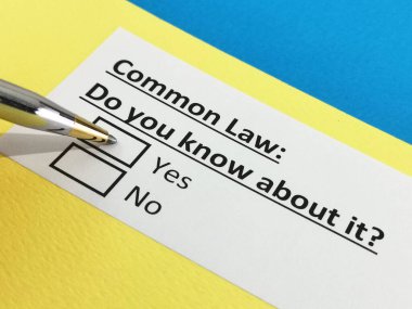 Bir kişi ortak hukukla ilgili soruya cevap veriyor.