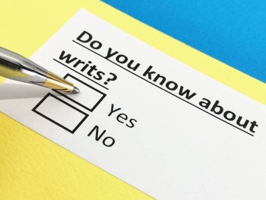 Bir kişi yazılar hakkındaki soruyu cevaplıyor..