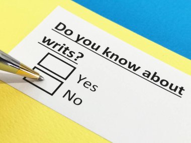 Bir kişi yazılar hakkındaki soruyu cevaplıyor..