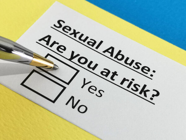 Один человек отвечает на вопрос о сексуальном насилии.