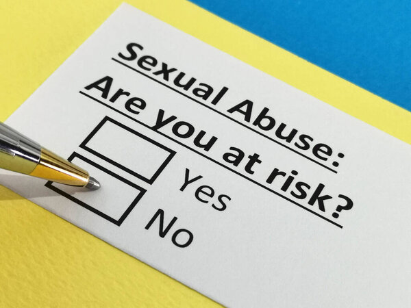 Один человек отвечает на вопрос о сексуальном насилии.