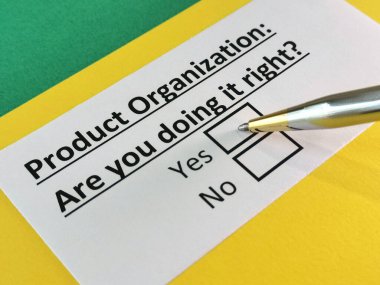 Bir kişi sorulara cevap veriyor. 