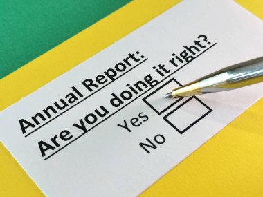 Bir kişi yıllık raporla ilgili soruya cevap veriyor.