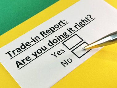 Bir kişi rapordaki ticaretle ilgili soruya cevap veriyor.