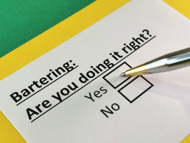 Bir kişi takas hakkında bir soruya cevap veriyor..