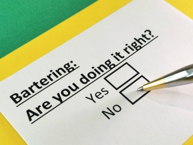 Bir kişi takas hakkında bir soruya cevap veriyor..