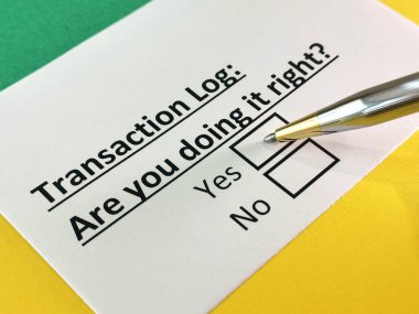 Bir kişi işlem günlüğü hakkındaki soruyu cevaplıyor.