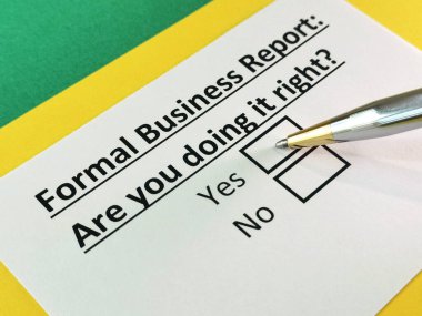 Bir kişi resmi iş raporuyla ilgili soruya cevap veriyor..