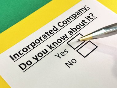 Bir kişi şirket hakkındaki soruları cevaplıyor..