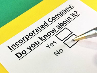 Bir kişi şirket hakkındaki soruları cevaplıyor..