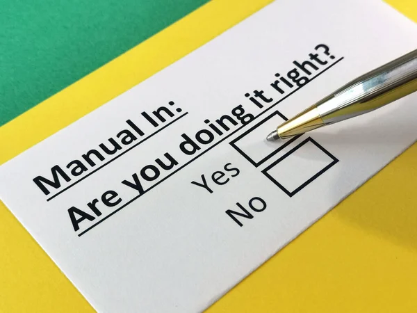 Una Persona Está Respondiendo Pregunta Sobre Manual — Foto de Stock