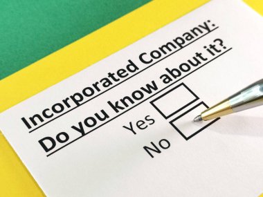 Bir kişi şirket hakkındaki soruları cevaplıyor..