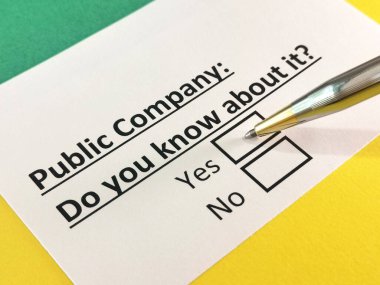 Bir kişi kamu şirketiyle ilgili soruları cevaplıyor..