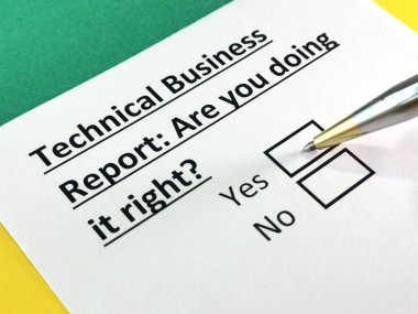 Bir kişi teknik iş raporuyla ilgili soruya cevap veriyor.