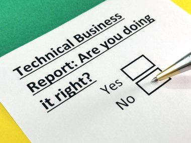 Bir kişi teknik iş raporuyla ilgili soruya cevap veriyor.