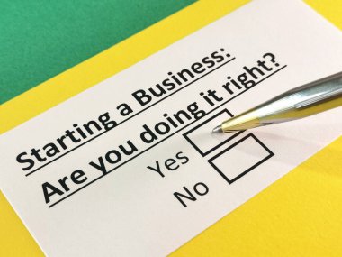 Bir kişi iş kurmakla ilgili soruya cevap veriyor..