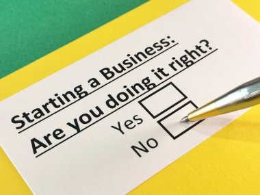 Bir kişi iş kurmakla ilgili soruya cevap veriyor..