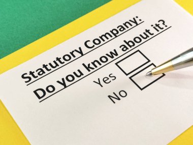 Bir kişi, reşit olmayan şirketle ilgili soruları cevaplıyor..