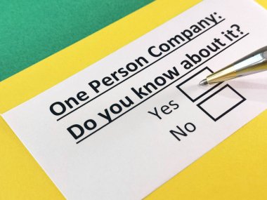 Bir kişi, bir şirketle ilgili soruya cevap veriyor..