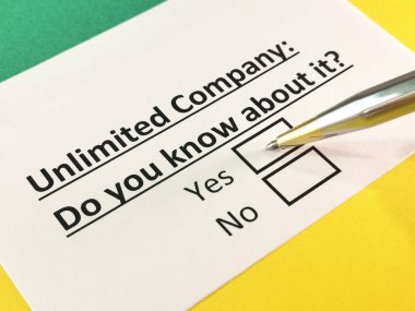 Bir kişi sınırsız şirketle ilgili soruya cevap veriyor..