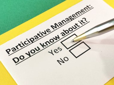 Bir kişi katılımcı yönetimle ilgili soruyu cevaplıyor.