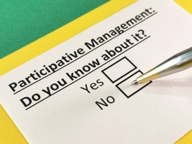 Bir kişi katılımcı yönetimle ilgili soruyu cevaplıyor.