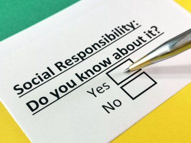 Bir kişi sosyal sorumluluk sorusunu cevaplıyor..