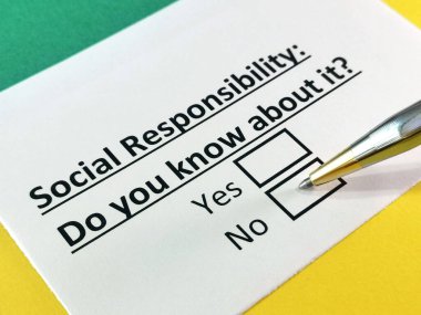 Bir kişi sosyal sorumluluk sorusunu cevaplıyor..