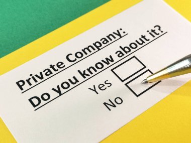 Bir kişi özel şirketle ilgili soruları cevaplıyor..
