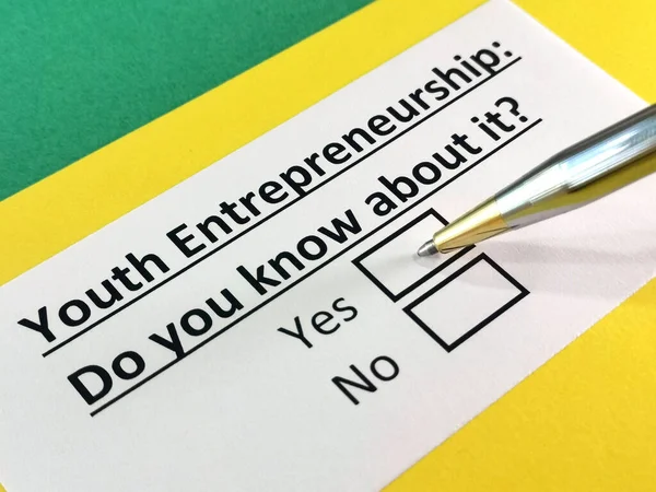 Una Persona Está Respondiendo Pregunta Sobre Emprendimiento Juvenil — Foto de Stock