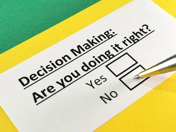Una Persona Está Respondiendo Pregunta Sobre Toma Decisiones — Foto de Stock