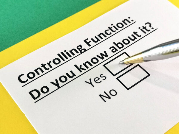 Один человек отвечает на вопрос о контрольной функции.