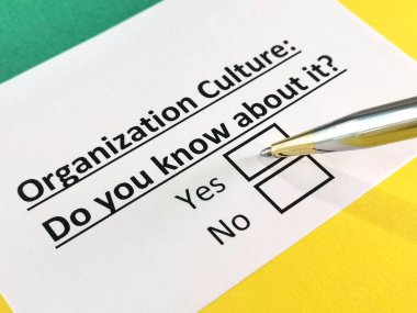 Bir kişi, organizasyon kültürü hakkındaki soruları cevaplıyor..