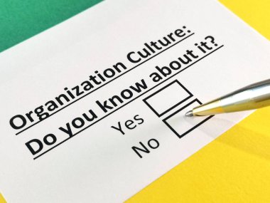 Bir kişi, organizasyon kültürü hakkındaki soruları cevaplıyor..